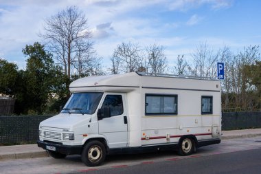 VALENCIA, İspanya - 8 Mart 2024: sokağın kenarına park edilmiş eski bir Peugeot Burstner Karavanı 'nın yan görüntüsü. Peugeot, Stellantis 'e ait Fransız otomobil markası..