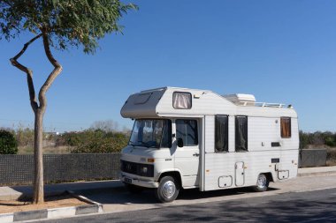 VALENCIA, İspanya - 12 Mart 2024: Bir Mercedes-Benz 508D Caddenin kenarında park edilmiş bir karavana dönüştürüldü. Mercedes-Benz 508D 1978 'den 1991' e kadar üretildi..