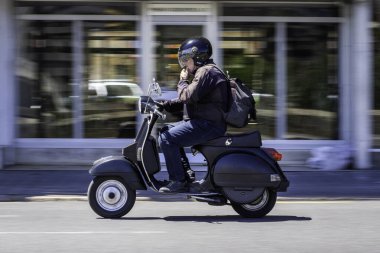 Valencia, İspanya. 2 Mayıs 2024, Valencia sokaklarında Vespa Px 125 Scooter süren bir adam. PX 'in üretimi 2017 yılında PX motoru Euro 4 uyum emisyon şartlarını yerine getirmediğinde sona erdi..