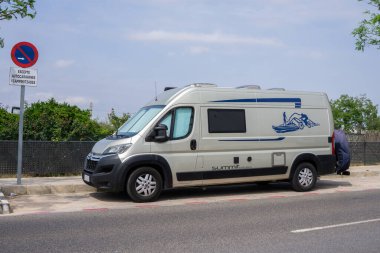 Valencia, İspanya - 27 Mayıs 2024: Possl Zirvesi 600 + Campervan Caddenin kenarına park etti. Possl, minibüs dönüşümleri alanında çalışan bir Alman imalatçıdır..