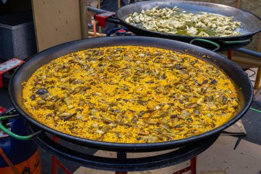İspanya, Valencia 'da bir İspanyol Paella' sı pilav ve tavukla pişirmeyi bitirdi. 