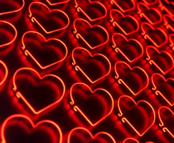 壁に輝くネオンサインの赤い色の3Dイラスト — ストック写真