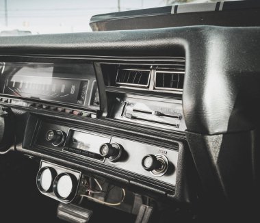 Klasik Amerikan kaslı araba konsolunun yakın görüntüsü.