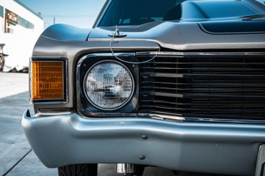 Farları, mangalı, tamponu ve sokak arabasının kaputunu kapatın..