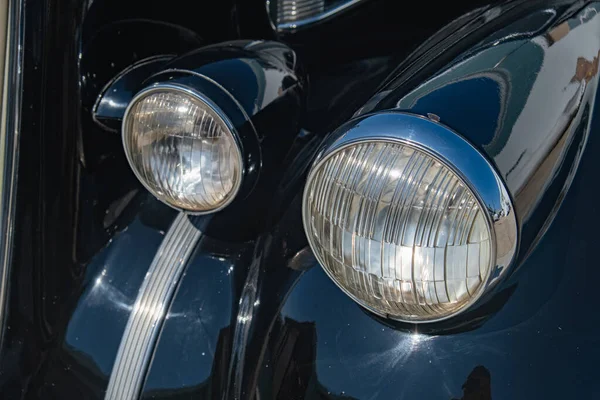 老式经典轿车上老式卤素前照灯的近景 — 图库照片