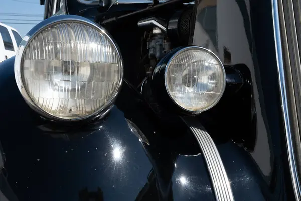 老式经典轿车上老式卤素前照灯的近景 — 图库照片