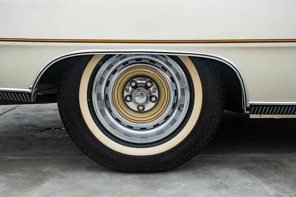 上世纪70年代的老式美国汽车车轮与经典的白墙轮胎的近景 — 图库照片