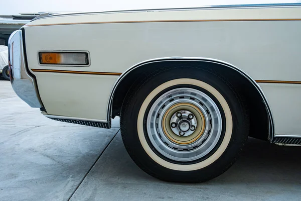 1970年代老式美国汽车的近景 带有经典的白墙轮胎 — 图库照片