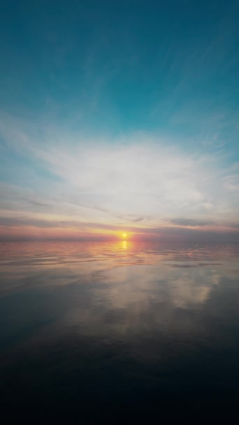 Прекрасний Схід Сонця Небо Відкрита Вода Морський Океан Петля — стокове відео