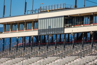 Yarış pistinde spor stadyumu tribünleri ve meda basın süitlerinin gündüz çekimleri.