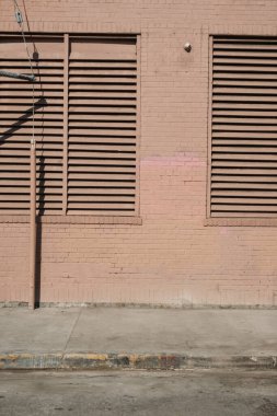 Tuğla duvar yapısı, grunge ve grafiti ile boş şehir manzarası.