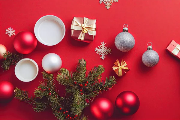 Xmas Presentes Natal Fundo Vermelho Com Pacotes Peças Decorativas Motivos — Fotografia de Stock