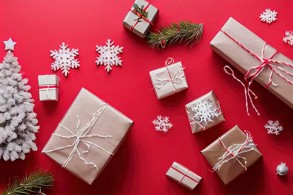 Regalos Navidad Sobre Fondo Rojo Con Paquetes Piezas Decorativas Motivos — Foto de Stock