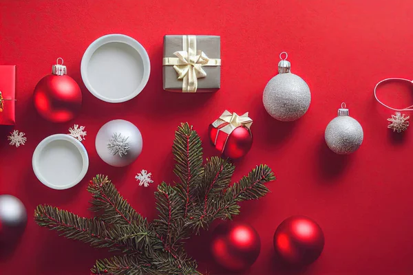 红色背景的圣诞礼物 附有圣诞主题的包装和装饰品 — 图库照片