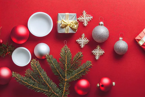 パッケージとクリスマスのモチーフの装飾的な作品と赤い背景に驚き クリスマスの贈り物 — ストック写真