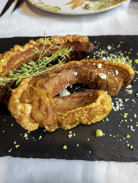 Типичное Испанское Блюдо Названием Торрезнос Состоящее Жареной Свиной Кожи Жареной — стоковое фото