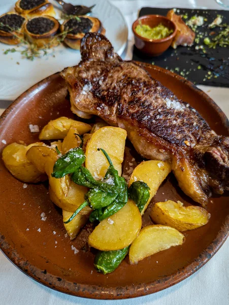 Typical Spanish Dish Called Beef Entrecote Padron Peppers Baked Potatoes — Stock Photo, Image