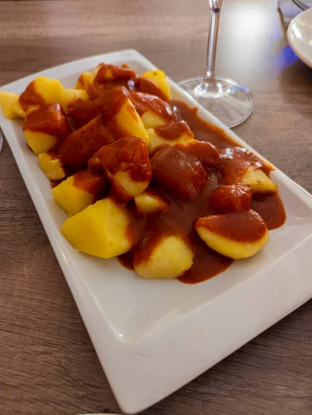 Typisches Spanisches Gericht Namens Patatas Bravas Gebratene Knollen Mit Roter — Stockfoto