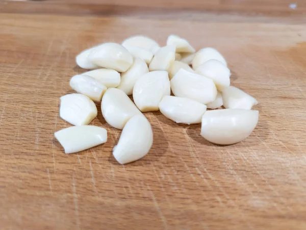 Fresh Peeled Garlic Cutting Board Kitchen — Stock Photo, Image