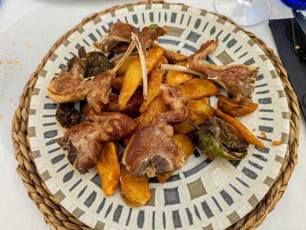 白盘上有薯条和青椒 西班牙的典型卡斯蒂利亚菜 — 图库照片