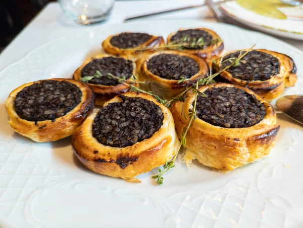 油酥糕点上有米粉的黑布丁 美味的西班牙菜 — 图库照片