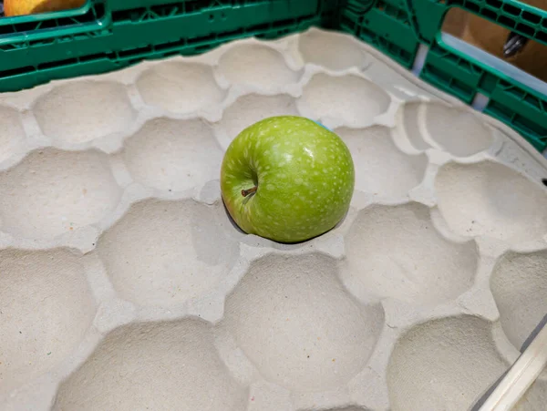Pénurie Alimentaire Sur Les Marchés Pommes Seules Dans Une Boîte — Photo