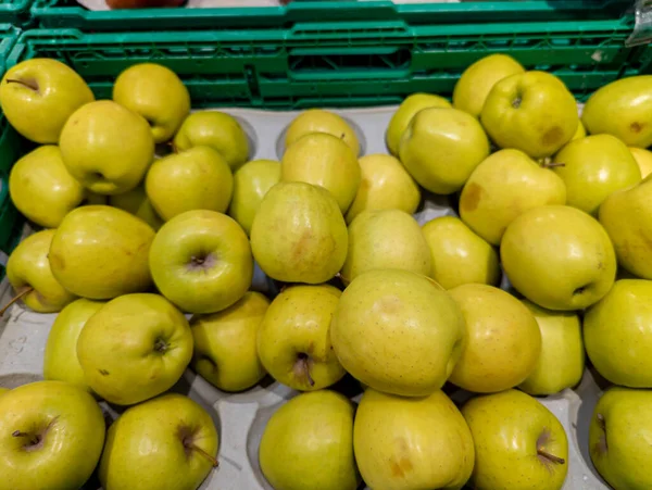 黄金苹果在市场上出售 装有新鲜苹果的盒子 健康饮食 — 图库照片