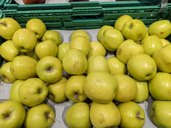 黄金苹果在市场上出售 装有新鲜苹果的盒子 健康饮食 — 图库照片