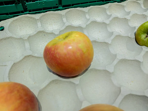 市场上的食品短缺 只有苹果在一个盒子里 — 图库照片