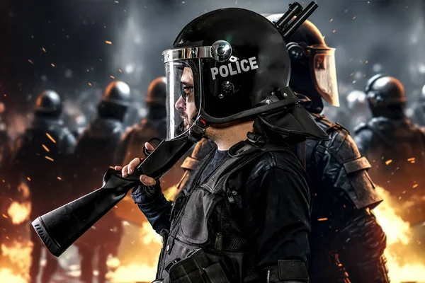 Policía Armada Con Casco Antidisturbios Chaleco Centro Negocios Que Protege — Foto de Stock