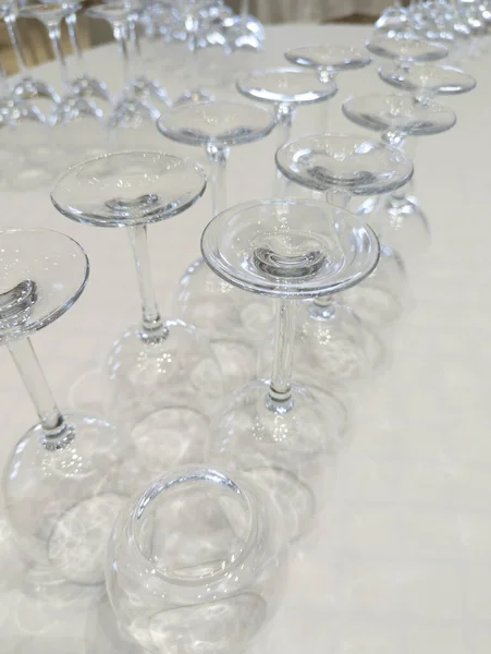豊富な空のワイングラス 象徴的なお祝いと高級ワイン文化と芸術的に配置されたテーブル ダイニング体験を向上させます — ストック写真