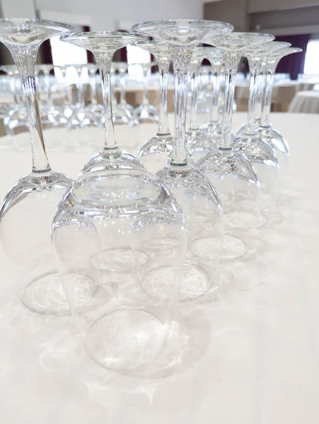 提升就餐体验 用丰盛的空酒杯精心摆设餐桌 象征庆祝和美酒文化 — 图库照片