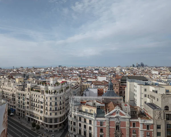 难忘的全景万象图 从一个壮观的屋顶俯瞰看马德里的格兰维亚的闪烁着的能量 — 图库照片