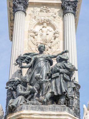 Huzur ve Doğal Görkemi Keşfedin: Retiro Park 'ın Manzaralı Gölü, Madrid' in Huzurlu Gezintiler ve Unutulmaz Açık Maceralar İçin Idyllic Urban Retreat