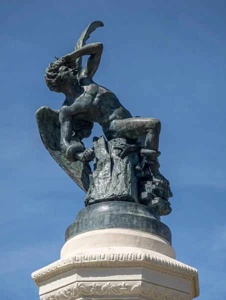 雕塑风情 马德里退休公园中的恶魔雕像 一个能唤起好奇心和神秘感的神秘艺术品 — 图库照片