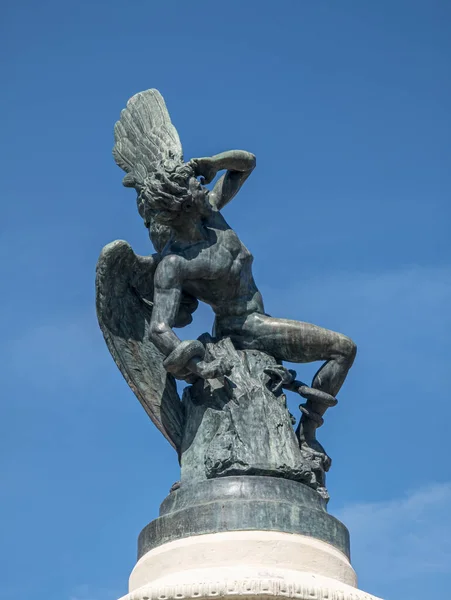 Sculptural Intrigue Devil Statue Madrid Retiro Park Enigmatic Artwork Evokes — Stock Photo, Image