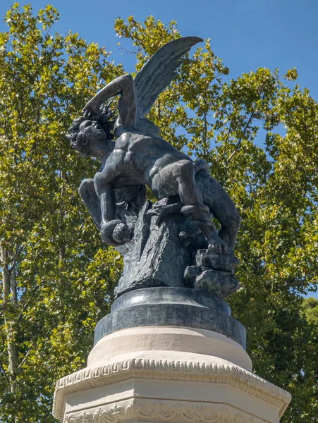Sculptural Intrigue Devil Statue Madrid Retiro Park Enigmatic Artwork Evokes — Stock Photo, Image