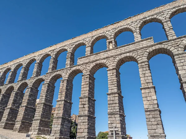 畏敬の念を抱かせるローマの遺産 壮大なセゴビア水路 強力なローマ帝国によって建てられた印象的なエンジニアリングマーベル — ストック写真