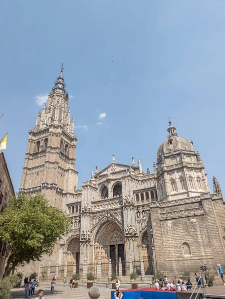 タイムレスな美しさと建築の壮麗さ スペインの壮大なランドマークであるトレド大聖堂の魅力的な眺め — ストック写真