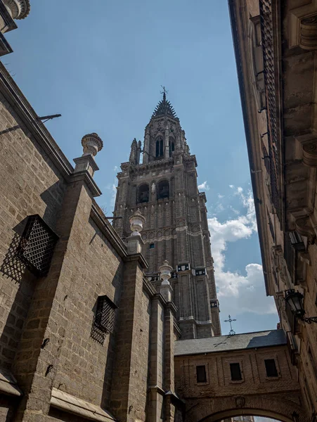 タイムレスな美しさと建築の壮麗さ スペインの壮大なランドマークであるトレド大聖堂の魅力的な眺め — ストック写真