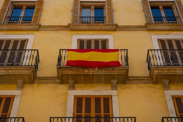 Tarihi mimarinin Balear cazibesini ve İspanyol geleneklerini somutlaştırdığı Mallorca sokaklarında seyahat.