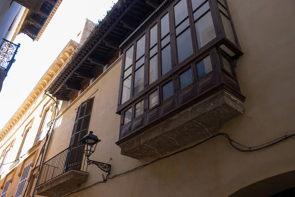 穿越马略卡岛的街道 那里的历史建筑体现了巴利阿里式的魅力和西班牙传统 — 图库照片