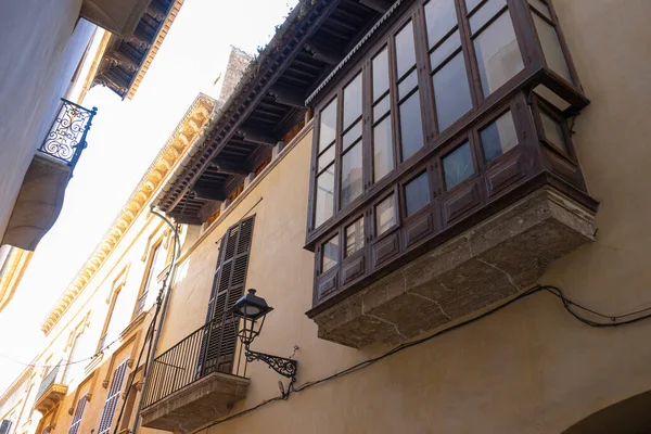 穿越马略卡岛的街道 那里的历史建筑体现了巴利阿里式的魅力和西班牙传统 — 图库照片