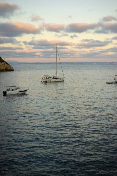 Sun Sets Recreational Boats Anchor Scenic Cove Mallorca Reflecting Beauty — Stock Photo, Image
