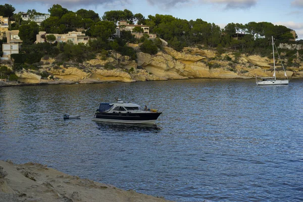 Eğlence Tekneleri Bir Mallorca Koyuna Demir Atarak Gün Batımının Kehribar — Stok fotoğraf