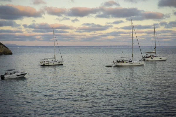 Sun Sets Recreational Boats Anchor Scenic Cove Mallorca Reflecting Beauty — Stock Photo, Image