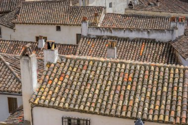Geleneksel evler, İspanyol çatıları, tarihi bir meydanda yerel hayat, Chinchon 'un kültürel mücevherleri.