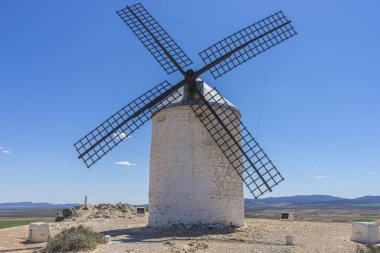 Tepe yel değirmenleri, İspanyol gökyüzüne karşı siluet. Toledo 'nun tarihi, kültürü ve manzaralı güzelliği bir karede birleşti.