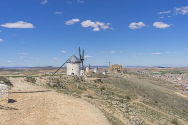 Tarihi değirmenler, İspanyol kırsal kesimi. Toledo 'nun kalbinde zarif bir mimari ve doğa balesi