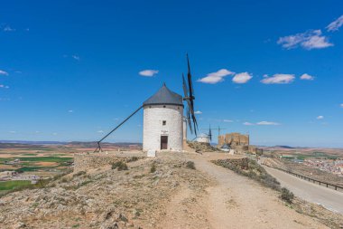 Tepe yel değirmenleri, İspanyol gökyüzüne karşı siluet. Toledo 'nun tarihi, kültürü ve manzaralı güzelliği bir karede birleşti.